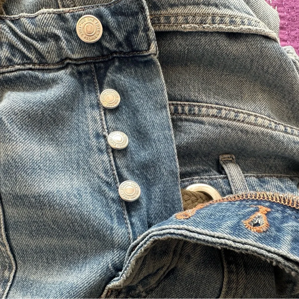 We The Free Moxie Barrel Jeans. Size: 25 - Picture 11 of 16